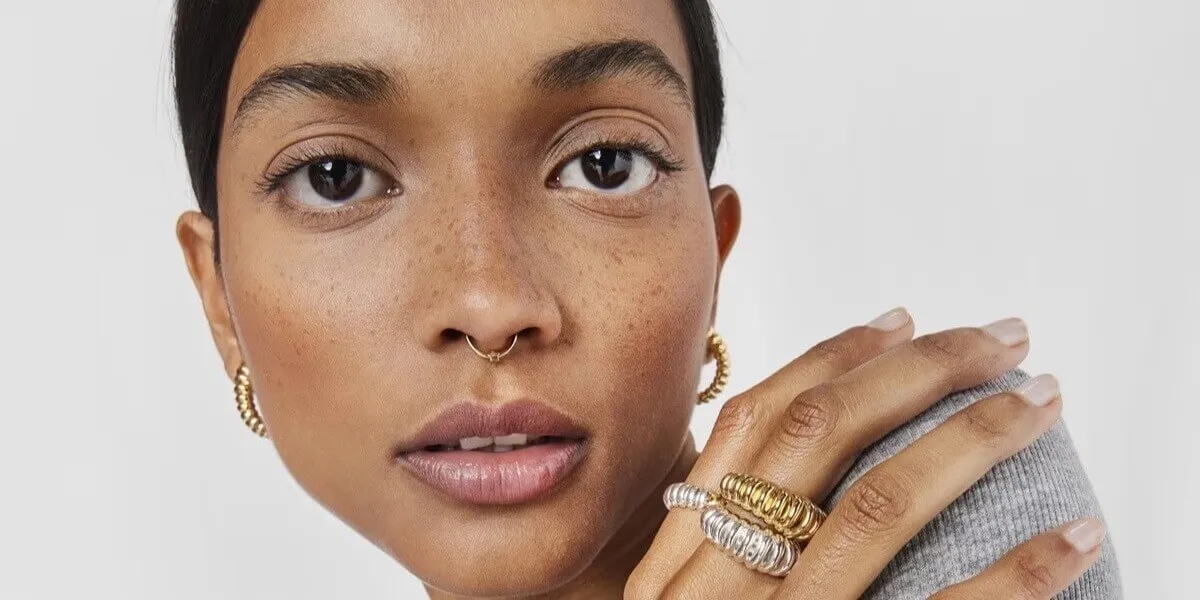 Ile kosztuje industrial kolczyk? Ceny przekłucia i biżuterii w Polsce