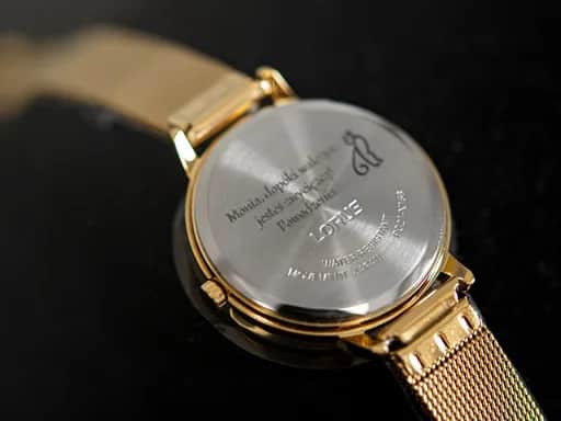 Jaki grawer na bransoletce? Odkryj wyjątkowe pomysły na sentencje