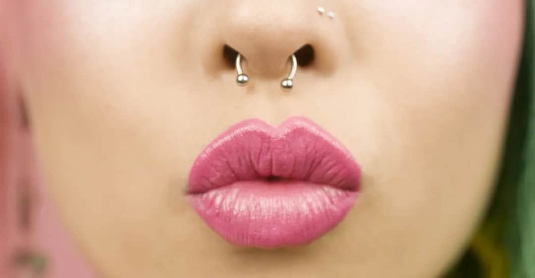 Kolczyk w nosie po której stronie? Odkryj znaczenie i trendy