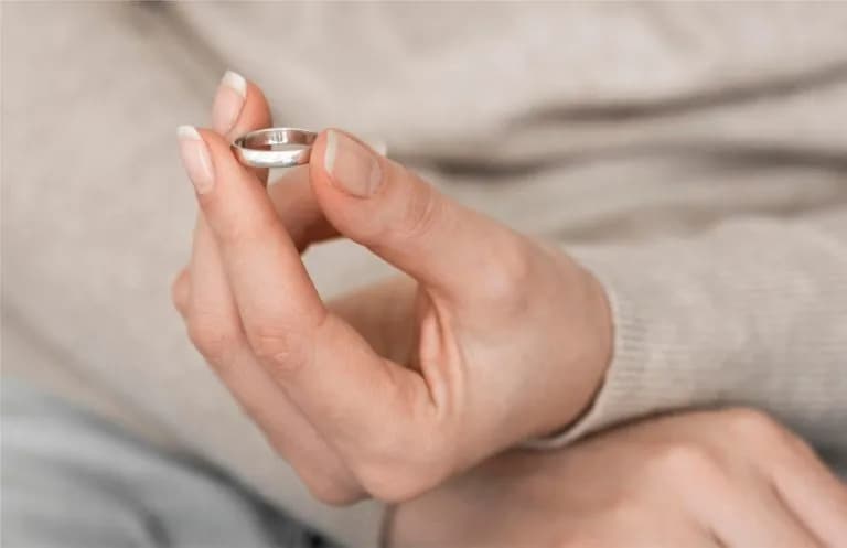 Czy można przymierzać obrączki przed ślubem? Przesądy i nowoczesne podejście