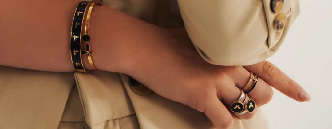 Czy można nosić bransoletki na obu rękach? Odkryj modowe triki
