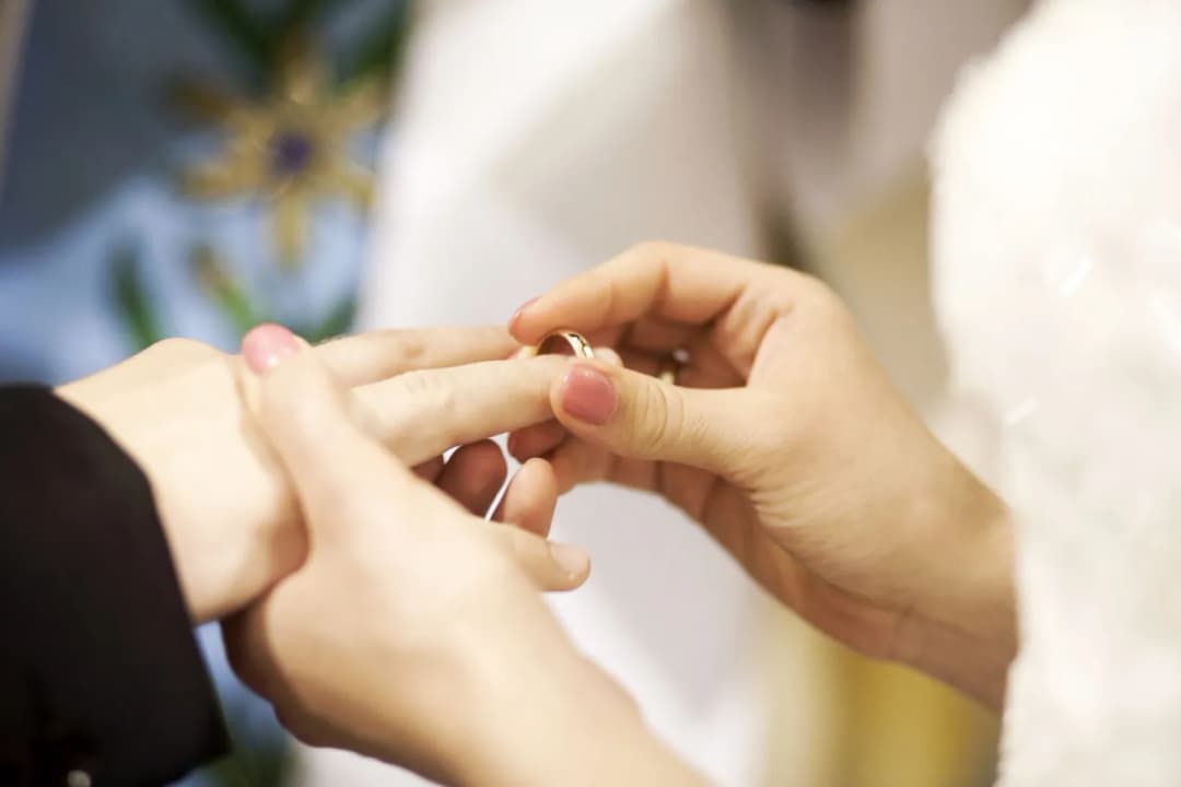 Dlaczego obrączka na prawej ręce? Odkryj jej historyczne znaczenie