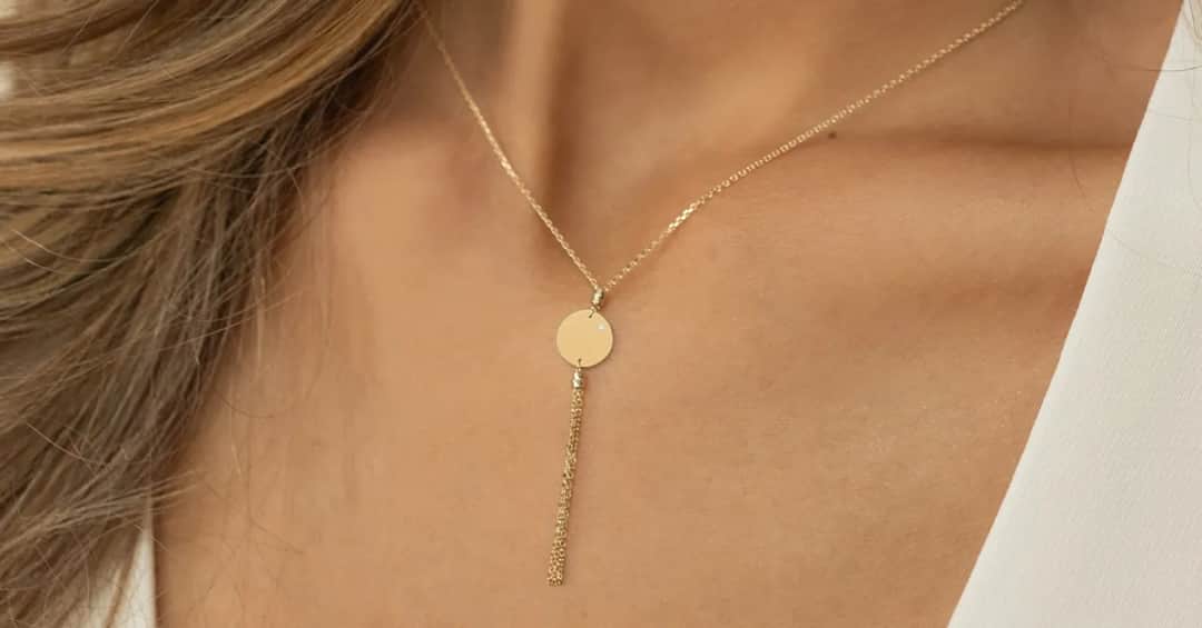 Czym się różni wisiorek od naszyjnika? Kluczowe różnice i porady