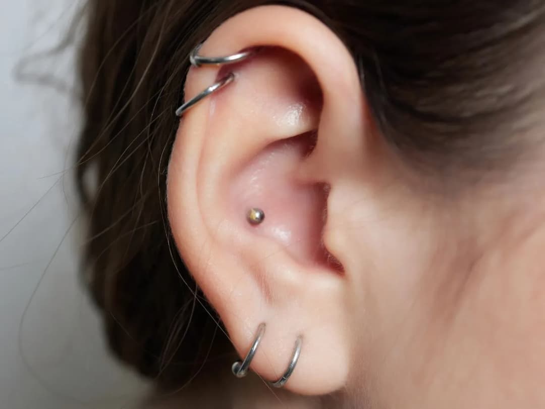 Jaki rozmiar kolczyka do ucha wybrać, aby uniknąć bólu?