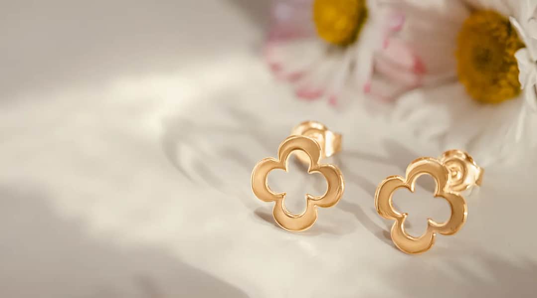 Jakie pierwsze kolczyki dla dziecka wybrać, aby były bezpieczne?