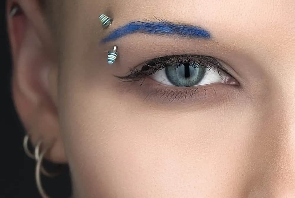 Jak się nazywa kolczyk w brwi? Odkryj różne rodzaje piercingu