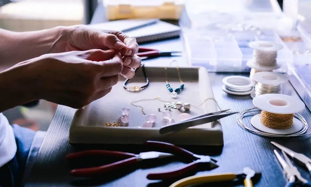 Jak zawiązać naszyjnik: proste metody, które zaoszczędzą czas