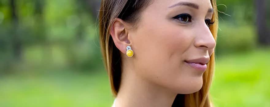 Jaki kolczyk po przebiciu ucha? Wybierz bezpieczne i komfortowe opcje