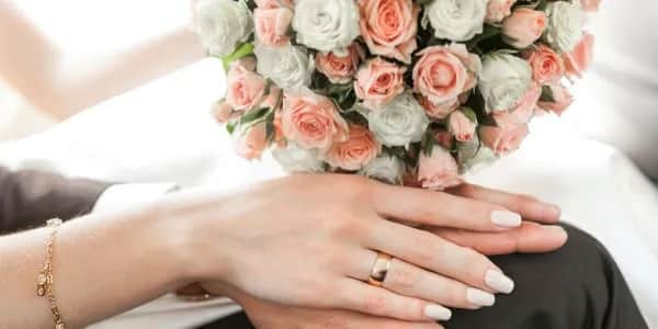 Kto powinien kupić obrączki? Tradycja a nowoczesne podejście