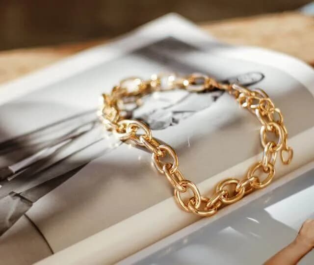 Jak wyczyścić pozłacany naszyjnik, aby nie uszkodzić delikatnej biżuterii