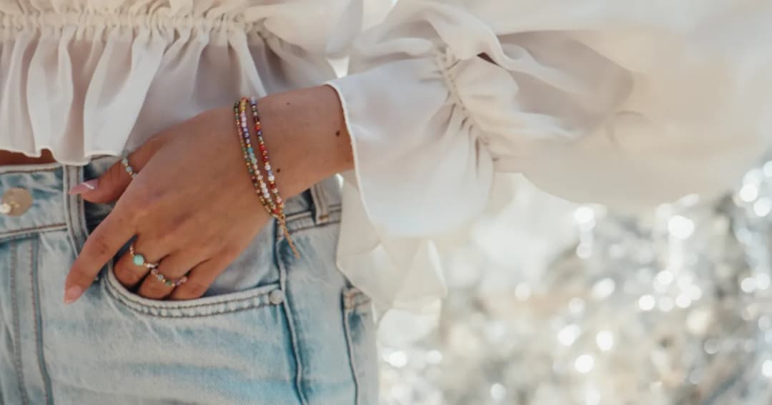 Jak łączyć bransoletki, aby stworzyć stylowy i harmonijny wygląd