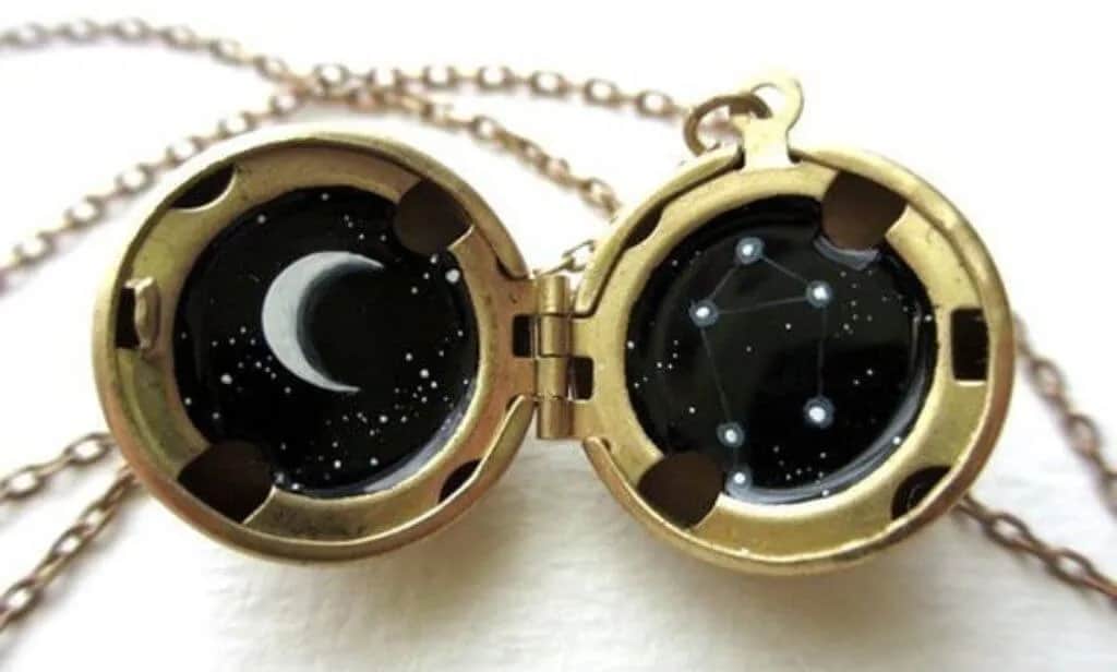 Naszyjnik kieł znaczenie: odkryj jego tajemnice i symbolikę w kulturze