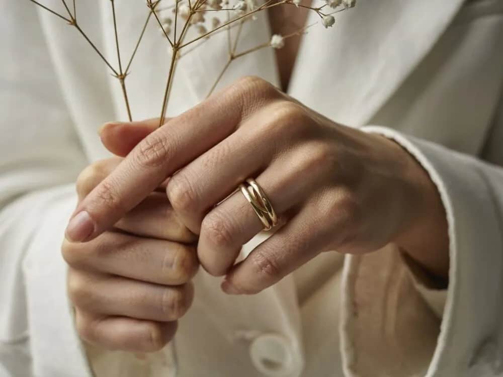 Na którym palcu wdowa nosi obrączkę? Symbolika i tradycje żałoby