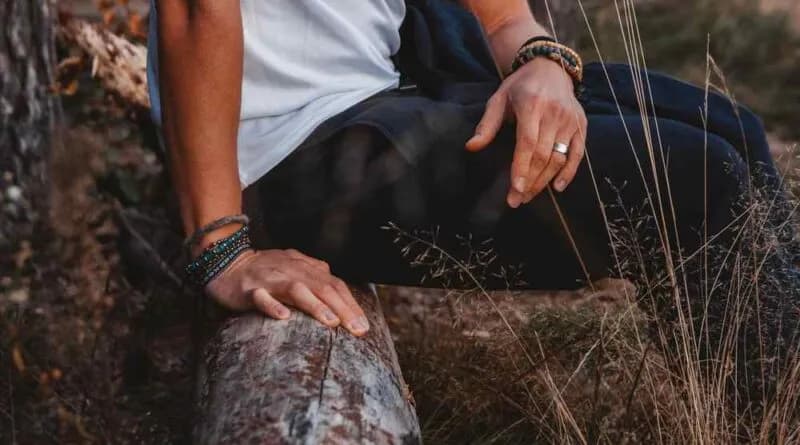 Na której ręce nosi się bransoletkę mężczyzna? Oto najważniejsze zasady