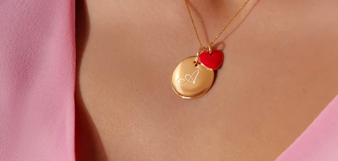 Co wygrawerować na naszyjniku, by wyrazić swoje uczucia i wspomnienia