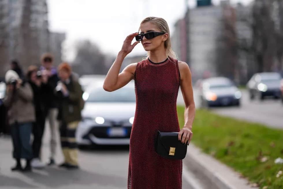 Jakie kolczyki do bordowej sukienki? Oto najlepsze stylizacje na każdą okazję