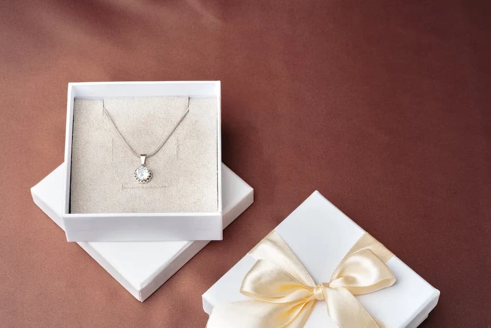 Jak zapakować naszyjnik na prezent, by zaskoczyć obdarowanego?