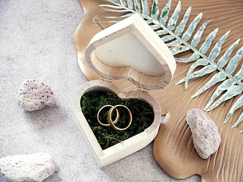Jak ozdobić pudełko na obrączki - kreatywne pomysły na dekorację