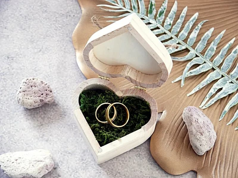 Jak ozdobić pudełko na obrączki - kreatywne pomysły na dekorację