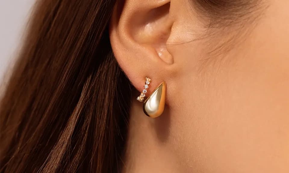 W którym uchu nosi się kolczyk? Odkryj znaczenie i wybór