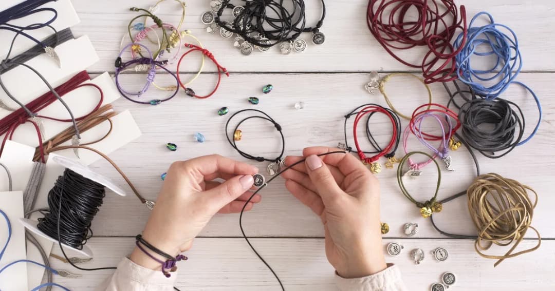 Jak zawiązać bransoletkę z żyłki - proste kroki, które musisz znać