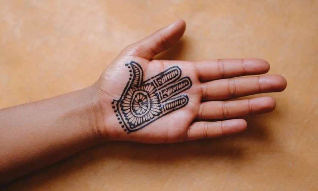 Wisiorek ręka Fatimy co oznacza? Odkryj jego głębokie znaczenie