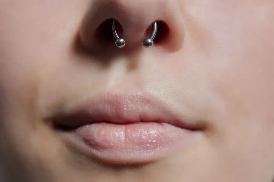 Septum jaki kolczyk na początek – wybierz najlepszy materiał i rozmiar