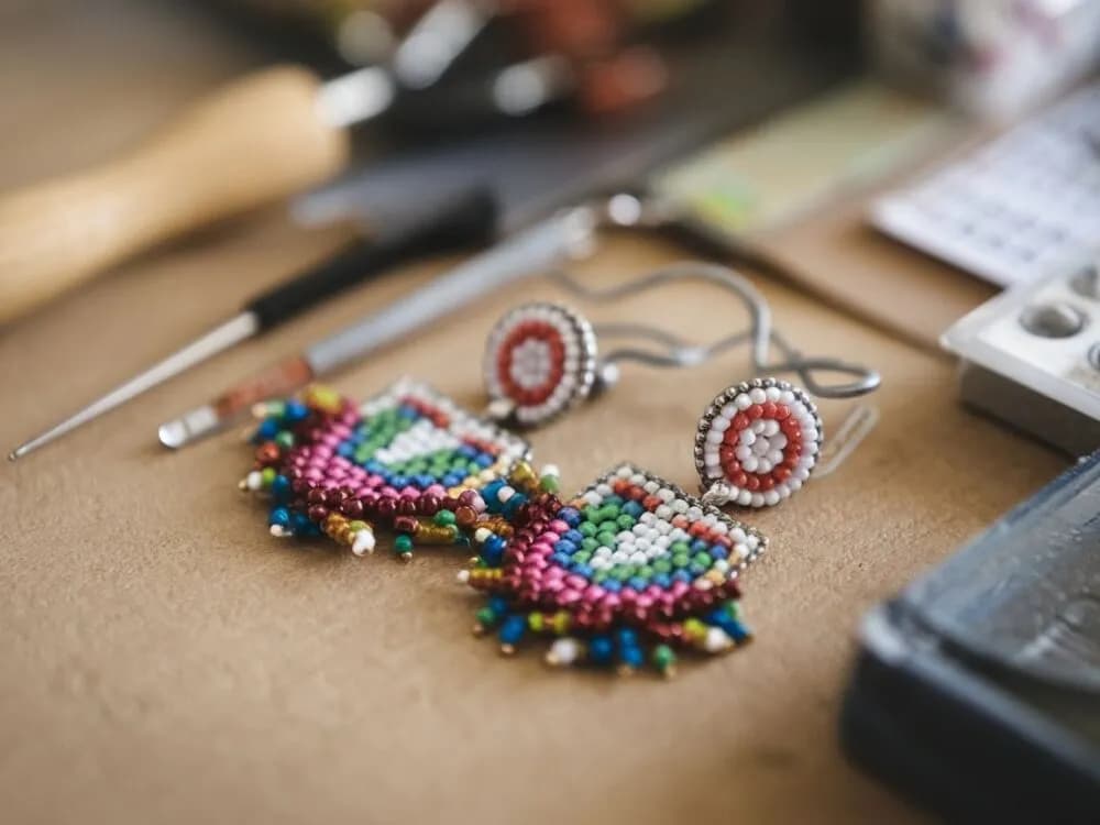 Kolczyki handmade jak zrobić - proste techniki i materiały dla każdego