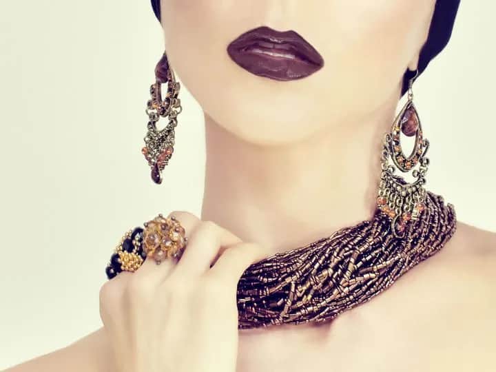 Jakie kolczyki podobają się facetom? Odkryj najmodniejsze style