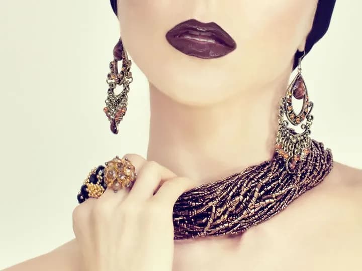 Jakie kolczyki podobają się facetom? Odkryj najmodniejsze style