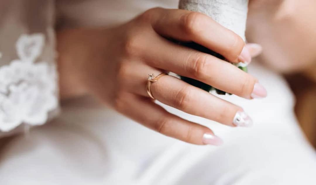 Obrączka na której ręce i palcu – tradycje i wybory w Polsce