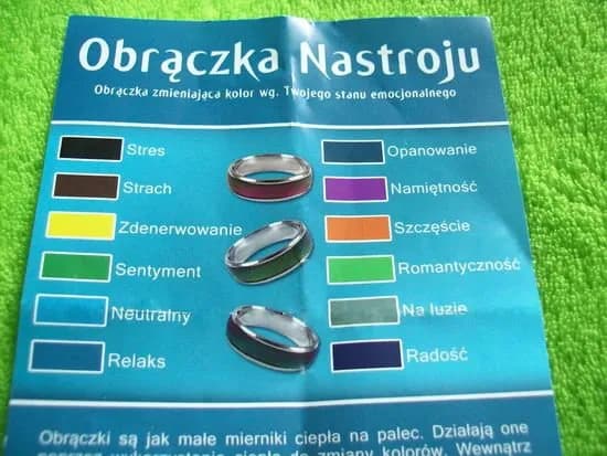 Obrączka która zmienia kolor pod wpływem nastroju – jak działa i co oznacza?
