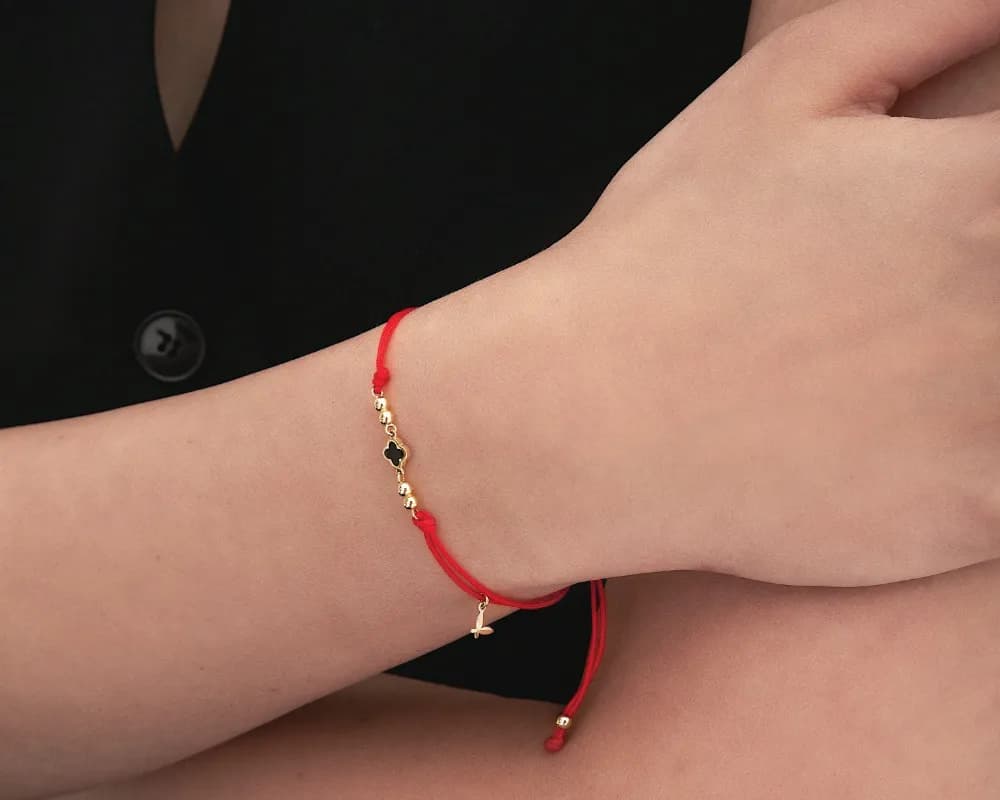 Czerwona bransoletka męska – co oznacza i jakie ma znaczenie?