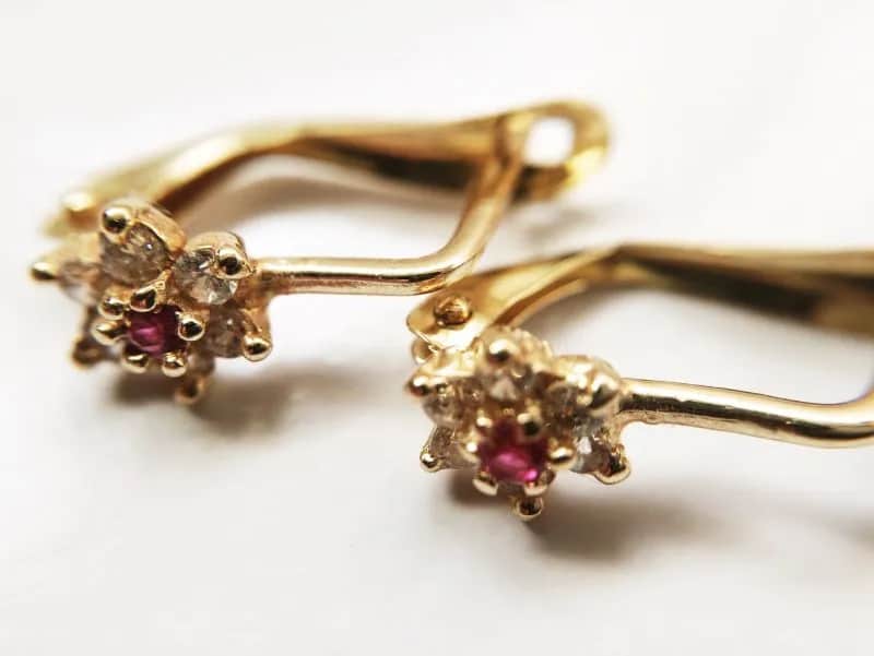 Jakie kolczyki nie uczulają? Najlepsze materiały dla alergików