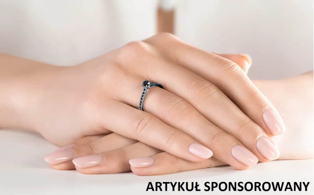 Jak dobrać obrączkę do pierścionka zaręczynowego, by uniknąć błędów?