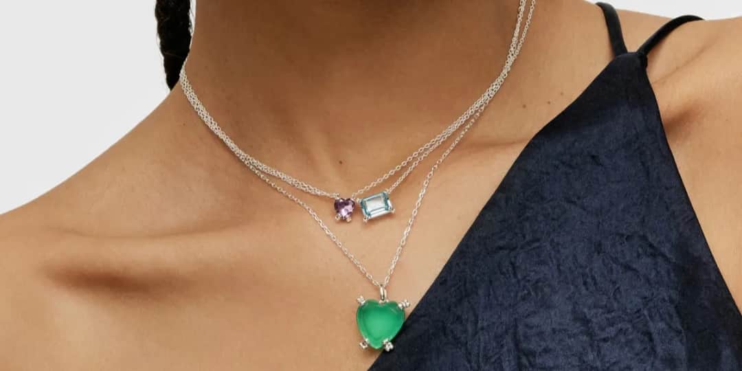 Jaki naszyjnik do dekoltu w serek? Odkryj idealne połączenia