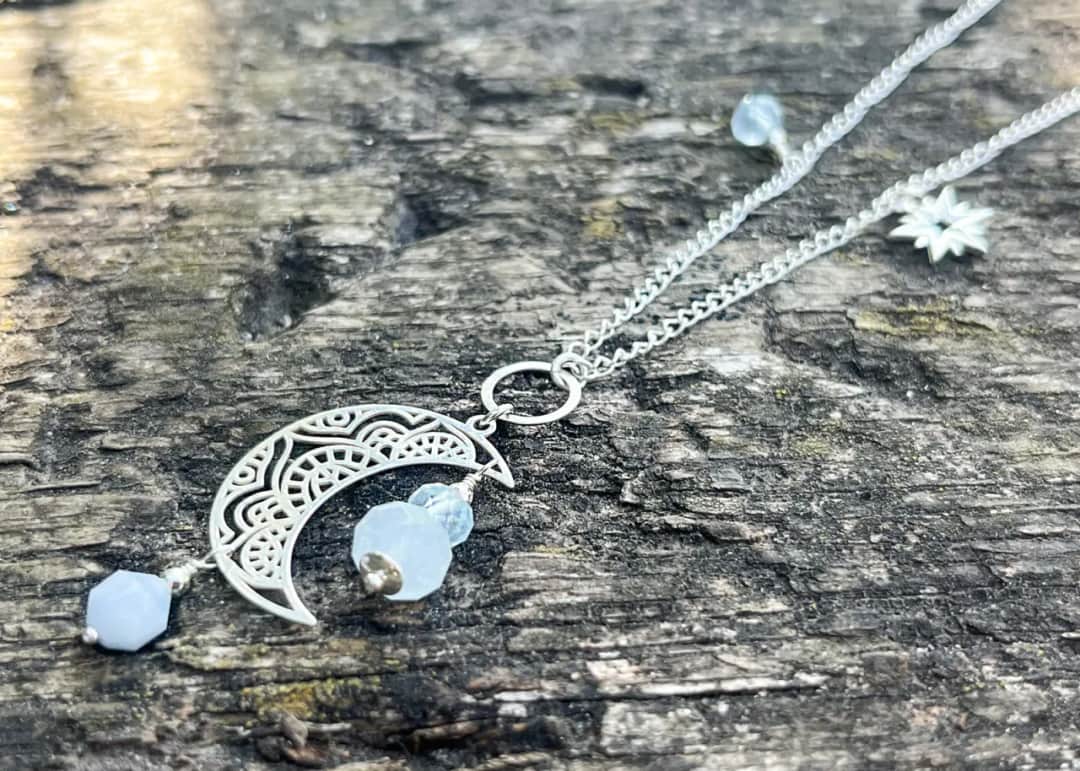 Wisiorek księżyc znaczenie: odkryj jego moc i symbolikę dla kobiet