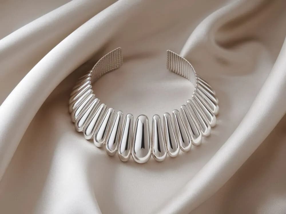 Naszyjnik choker co oznacza? Historia i znaczenie w modzie