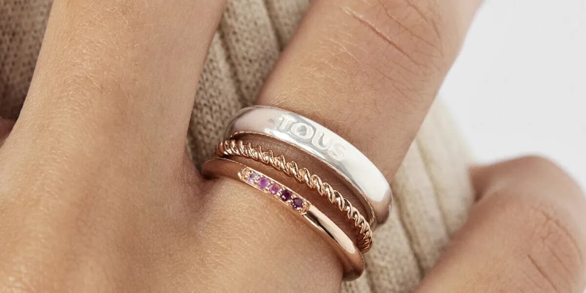 Jaki pierścionek pasuje do obrączki, aby uniknąć modowych błędów?