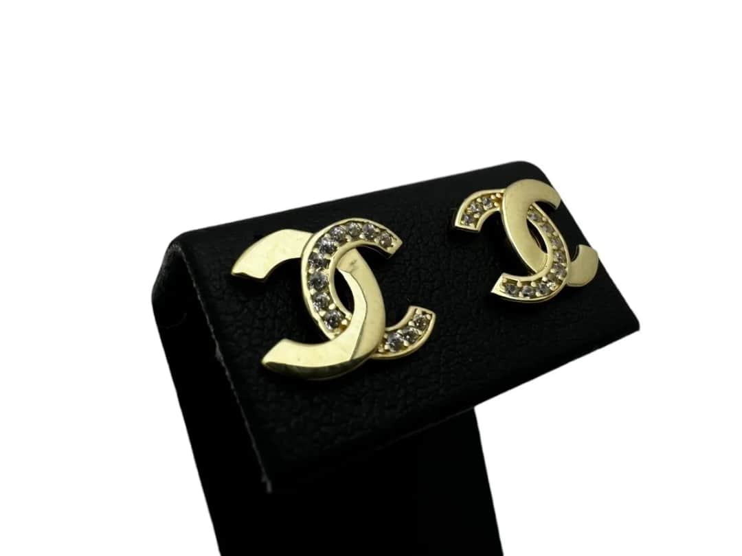 Gdzie kupić oryginalne kolczyki Chanel i uniknąć podróbek?