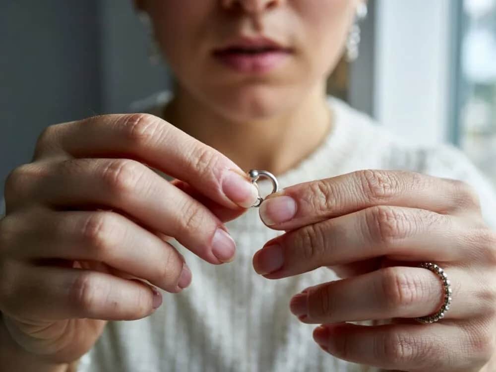 Jak otworzyć kolczyk kółko z kulką bez uszkodzenia? Proste sposoby