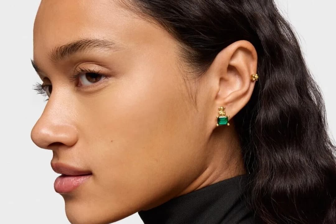 Jakie kolczyki do butelkowej zieleni, aby wyglądać olśniewająco?