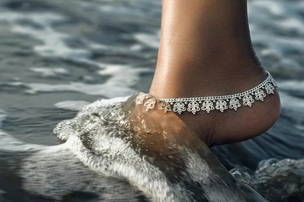 Co oznacza bransoletka na prawej nodze? Odkryj jej ukryte znaczenie