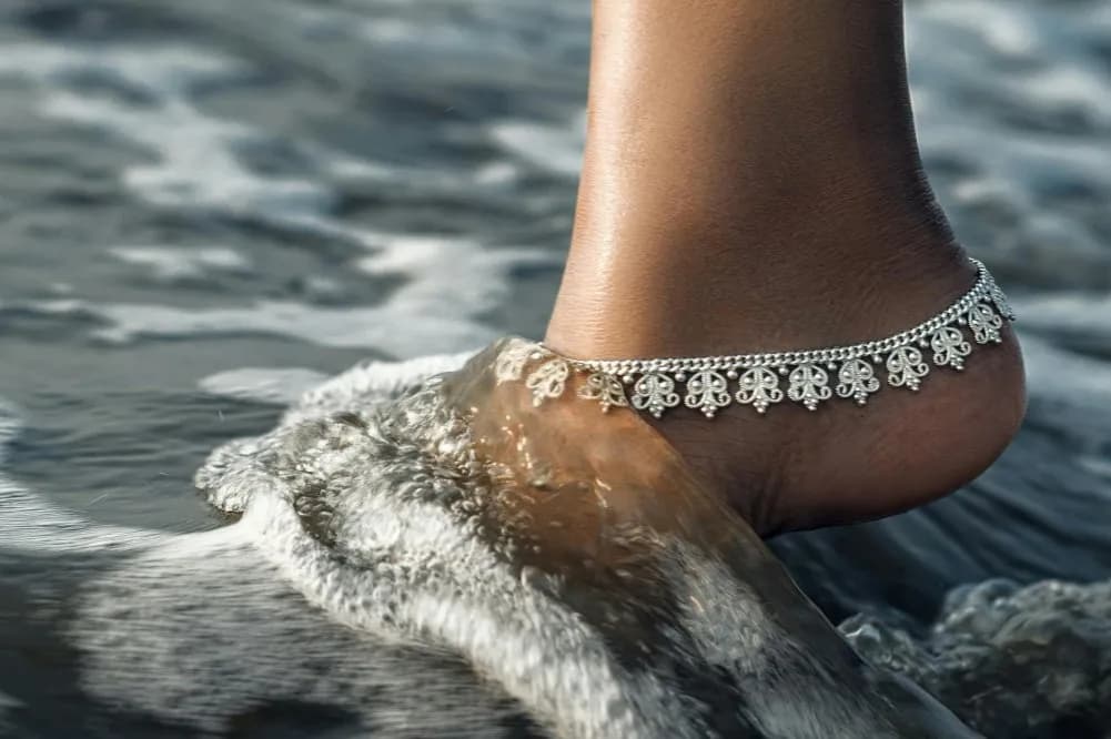 Co oznacza bransoletka na prawej nodze? Odkryj jej ukryte znaczenie