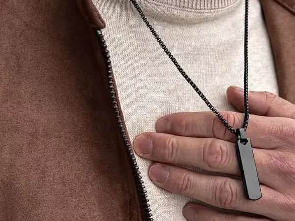 Jak nosić naszyjnik męski – najlepsze sposoby na stylowe dopasowanie