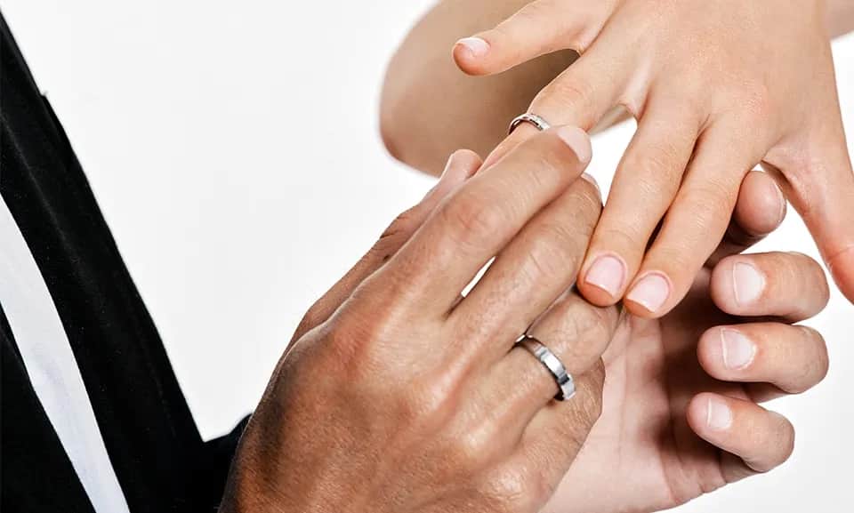 Ile kosztuje powiększenie obrączki złotej? Sprawdź ukryte koszty!