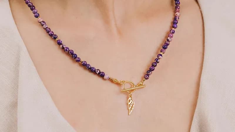 Co oznacza skrzydło na naszyjniku? Odkryj jego głębokie znaczenie