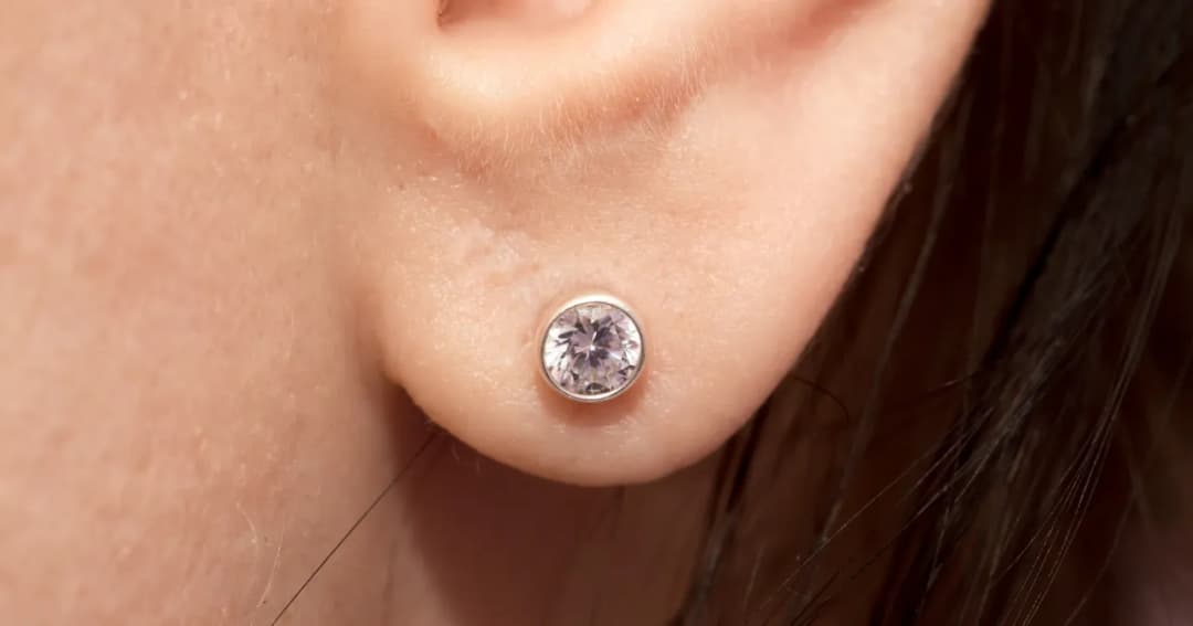 Jak zdjąć kolczyki od kosmetyczki bez bólu i ryzyka podrażnień