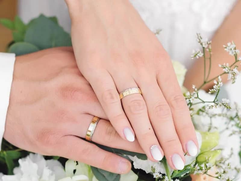 Jak nosić obrączkę: tradycje, wybór palca i osobiste preferencje