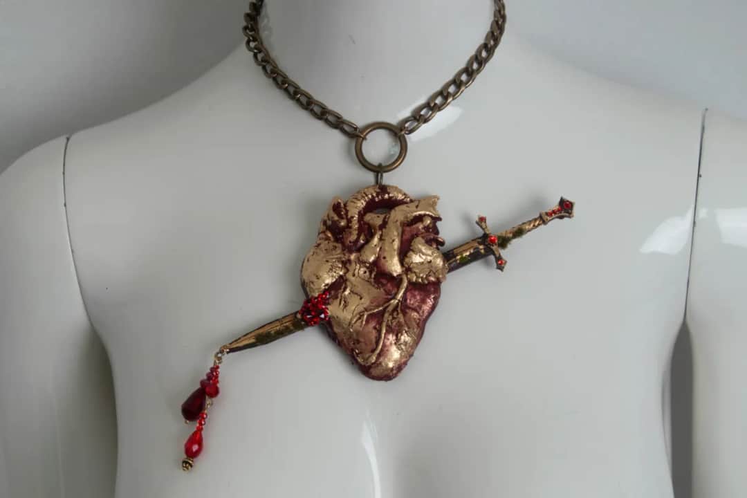 Naszyjnik z krwią znaczenie: odkryj jego głęboką symbolikę i historię